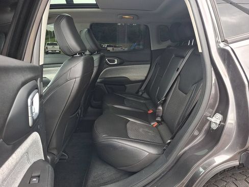 Used 2022 Jeep Compass Latitude w/ Sun and Sound Group AWD/4WD image 10