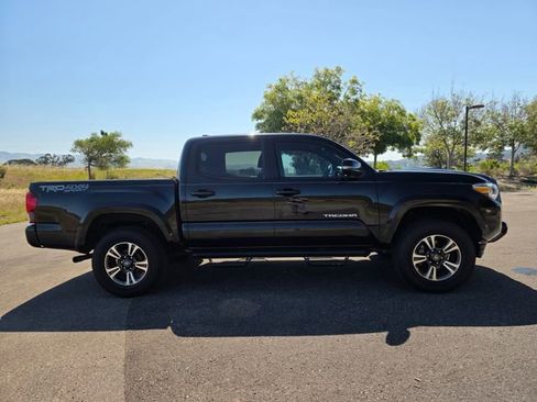 Used 2018 Toyota Tacoma TRD Sport AWD/4WD image 6