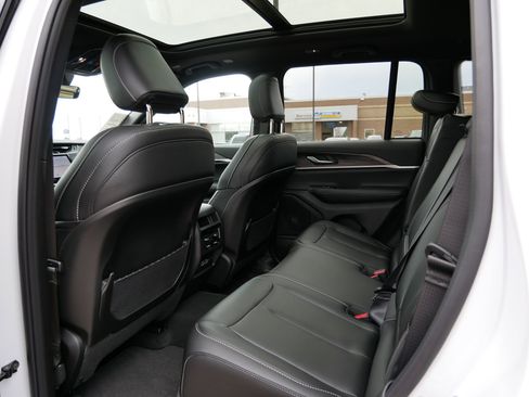 New 2025 Jeep Grand Cherokee Limited w/ Trailer Tow Package AWD/4WD image 8