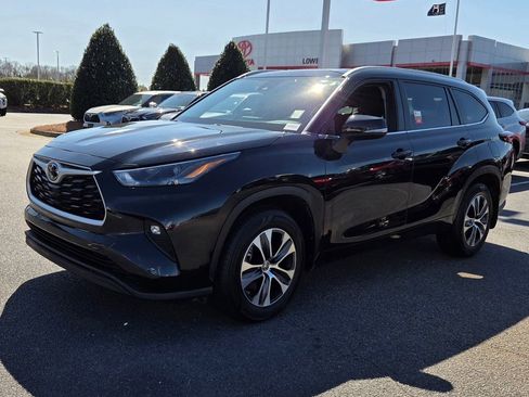 Used 2024 Toyota Highlander XLE image 3