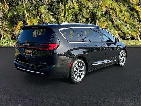 Used 2025 Chrysler Pacifica Pinnacle FWD image 5