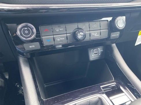 New 2026 Jeep Compass Latitude image 39