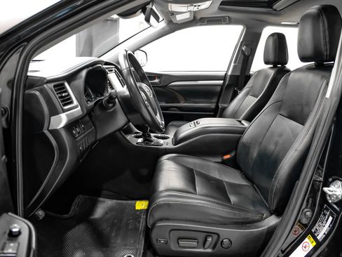 Used 2019 Toyota Highlander XLE FWD image 30