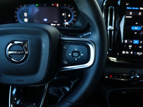 Used 2025 Volvo XC40 B5 Plus image 20