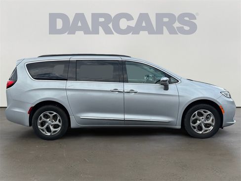 Used 2022 Chrysler Pacifica Limited w/ Uconnect Theater Family Group image 8