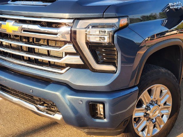 Used 2025 Chevrolet Silverado 2500 High Country w/ Technology Package AWD/4WD image 8