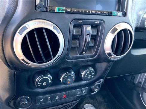 Used 2015 Jeep Wrangler Unlimited Sahara w/ Dual Top Group AWD/4WD image 31