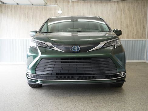 Used 2022 Toyota Sienna XLE w/ XLE Plus Package image 2