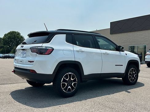 Used 2025 Jeep Compass Trailhawk AWD/4WD image 13