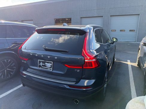 Used 2021 Volvo XC60 T5 Momentum w/ Premium Package image 12
