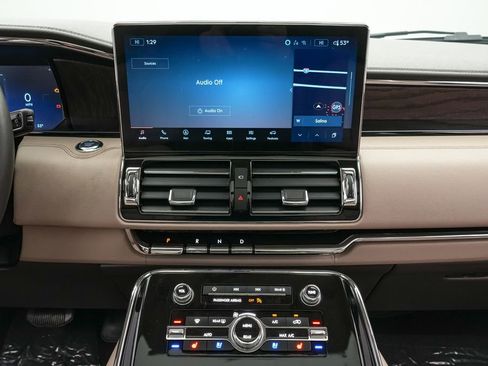 Used 2024 Lincoln Navigator Premiere image 16