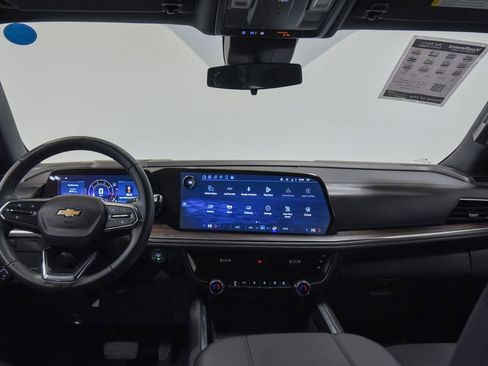 Used 2025 Chevrolet Suburban LS AWD/4WD image 31