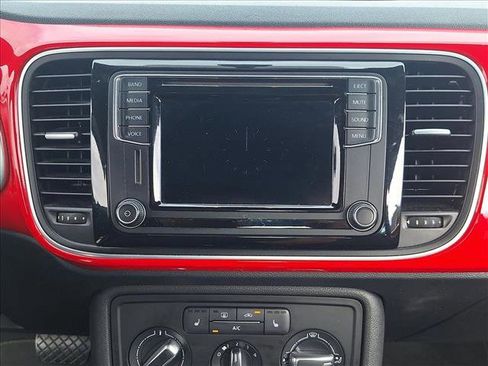 Used 2016 Volkswagen Beetle 1.8T SE w/ Lighting Package image 12