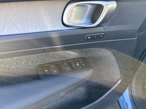 Used 2025 Volvo XC40 B5 Core image 16