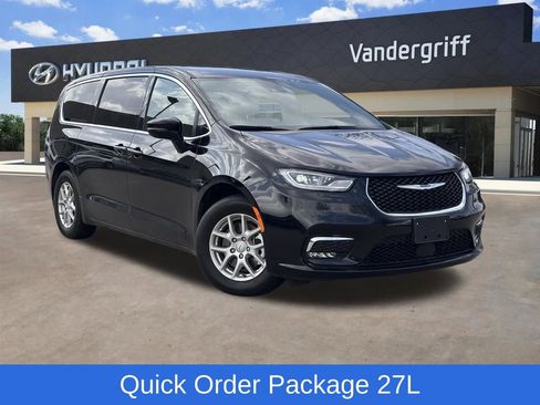 Used 2026 Chrysler Pacifica Select image 1