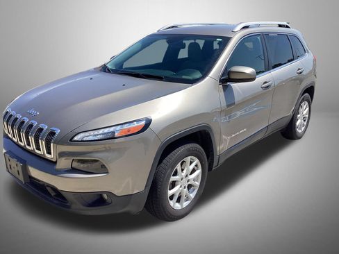 Used 2016 Jeep Cherokee Latitude w/ Cold Weather Group AWD/4WD image 1