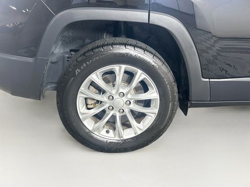 Used 2019 Jeep Cherokee Latitude w/ Popular Appearance Group FWD image 11