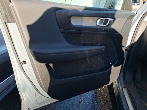 Used 2023 Volvo XC40 B5 Plus image 9