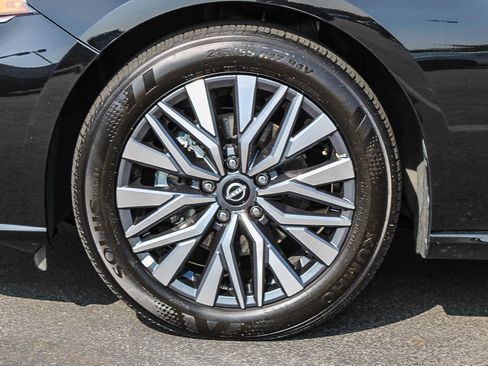 Used 2025 Nissan Altima 2.5 SV FWD image 11