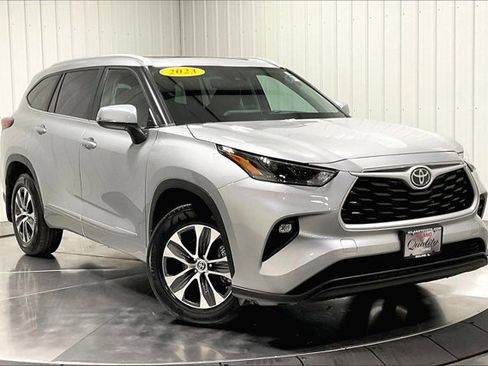 Used 2023 Toyota Highlander XLE AWD/4WD image 3