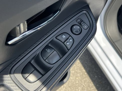 Used 2025 Nissan Versa SV w/ Trunk Package FWD image 20