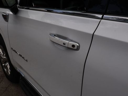 Used 2025 GMC Yukon XL Denali AWD/4WD image 19