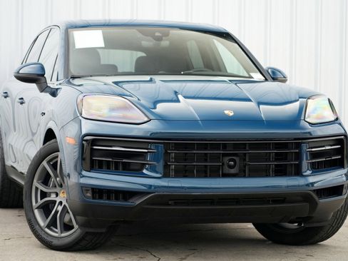 Used 2024 Porsche Cayenne w/ Premium Package image 4