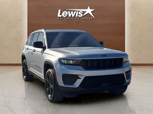 Used 2024 Jeep Grand Cherokee Altitude image 6