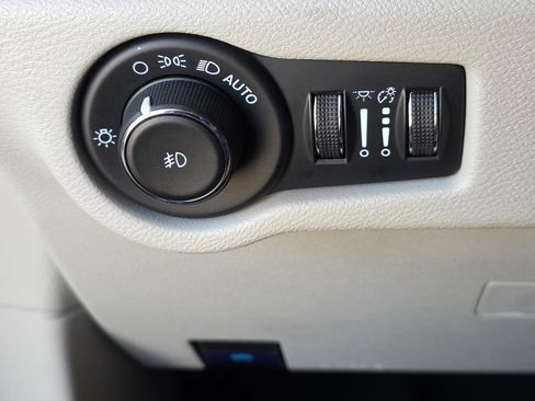 Used 2023 Chrysler Pacifica Touring-L FWD image 26