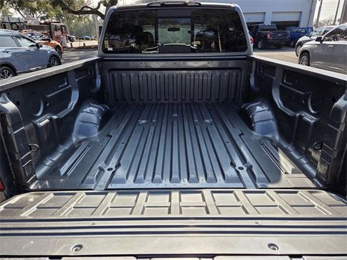 Used 2017 Nissan Titan SV image 21