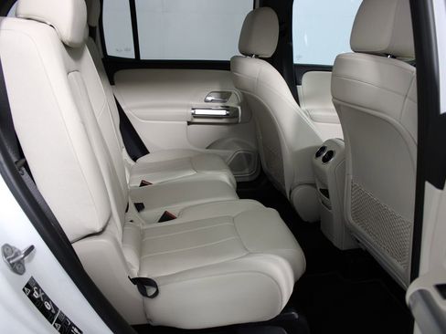 Used 2021 Mercedes-Benz GLB 250 4MATIC image 29