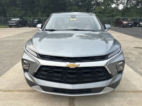 Used 2025 Chevrolet Blazer LT FWD image 2