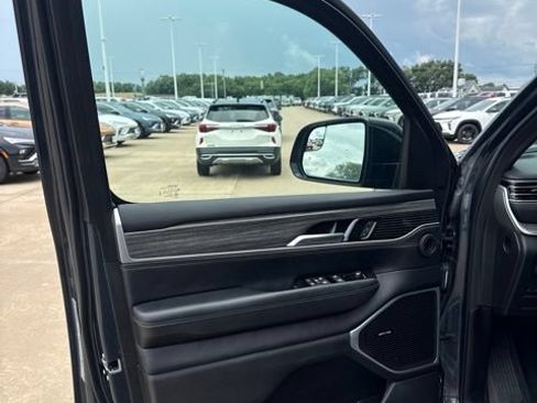 Used 2024 Jeep Wagoneer L Series II w/ Flexible Seating Group AWD/4WD image 9