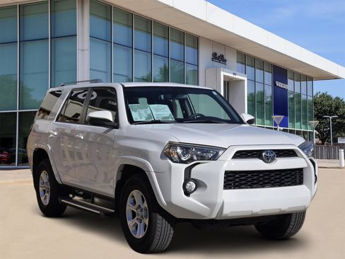 Used 2016 Toyota 4Runner SR5 image 2