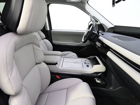 New 2026 Lincoln Navigator Reserve w/ Jet Appearance Package AWD/4WD image 16
