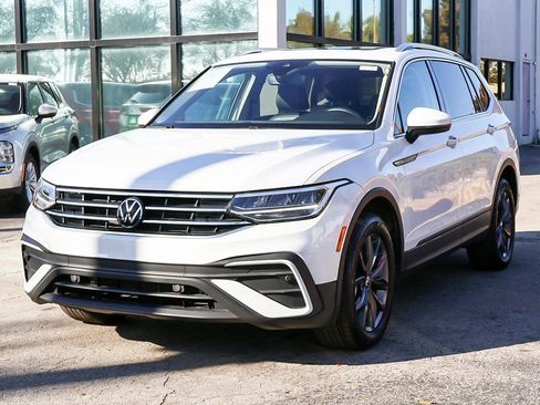 Used 2024 Volkswagen Tiguan SE w/ Panoramic Sunroof Package FWD image 9