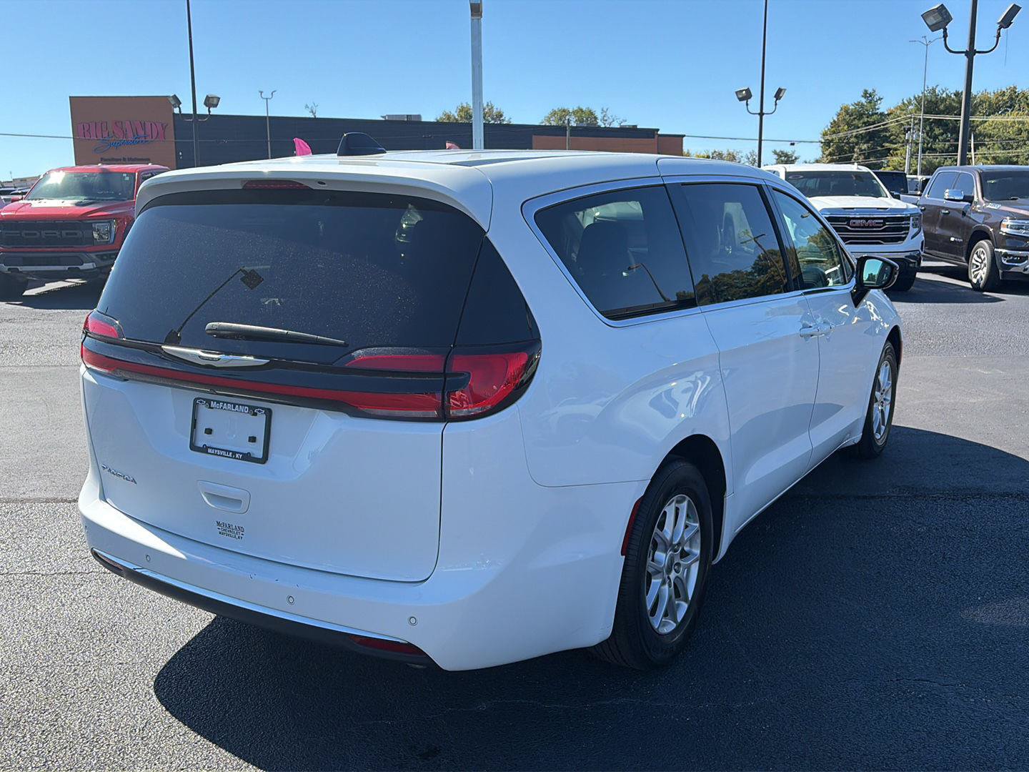 Used 2024 Chrysler Pacifica Touring-L FWD image 5