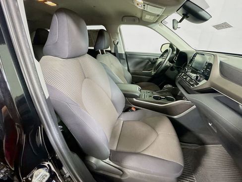 Used 2022 Toyota Highlander LE AWD/4WD image 23