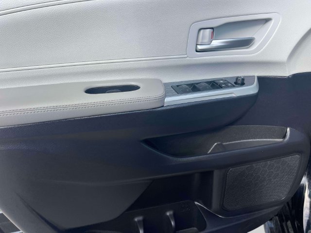 Used 2025 Toyota Sienna XLE FWD image 21
