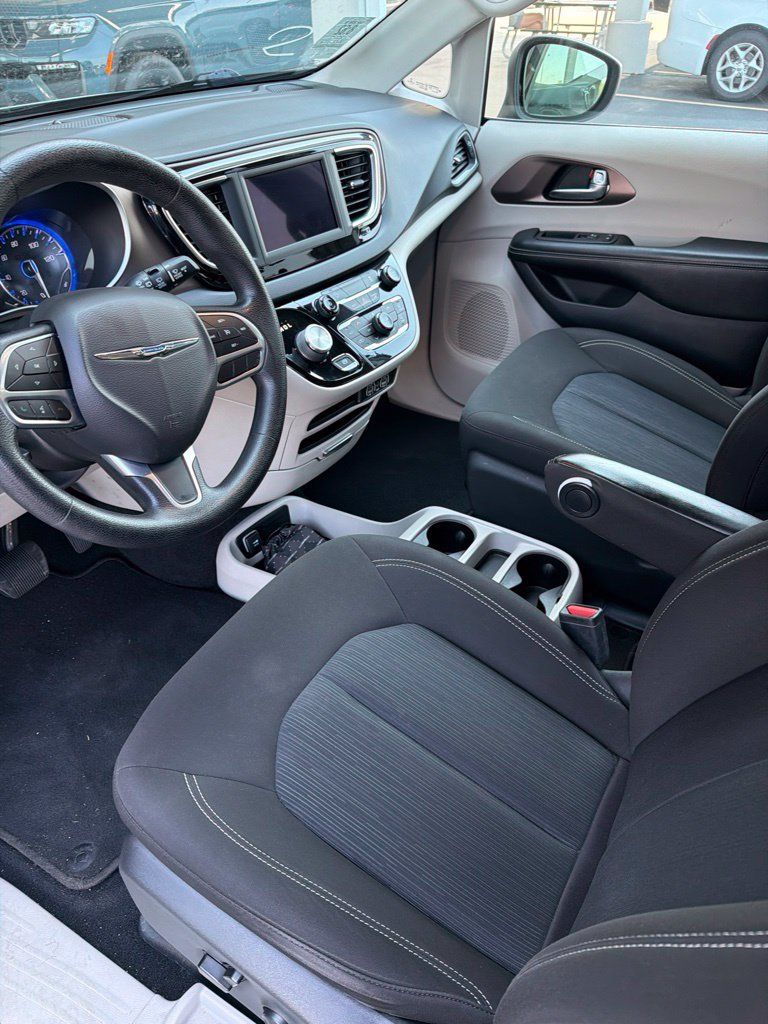 Used 2021 Chrysler Voyager LX FWD image 5