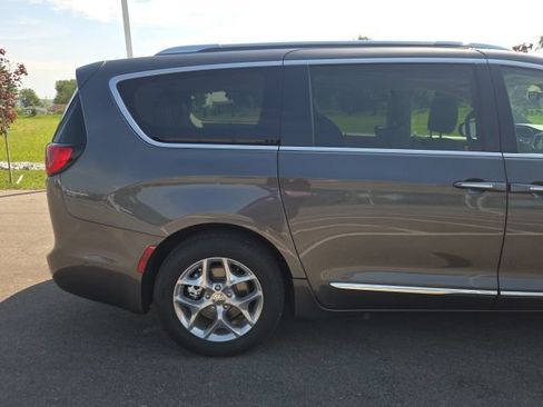 Used 2018 Chrysler Pacifica Limited w/ Advanced Safetytec Group FWD image 7