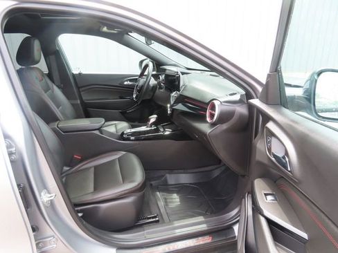 Used 2025 Chevrolet Trax RS w/ Sunroof Package FWD image 23