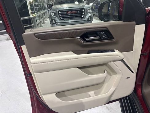 Used 2025 GMC Yukon XL Denali w/ Denali Reserve Package AWD/4WD image 14