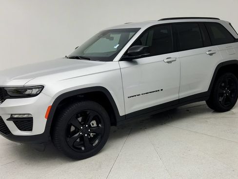 Used 2025 Jeep Grand Cherokee Limited w/ Black Appearance Package RWD image 4