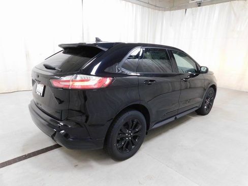 Used 2024 Ford Edge SE w/ Black Appearance Package image 17