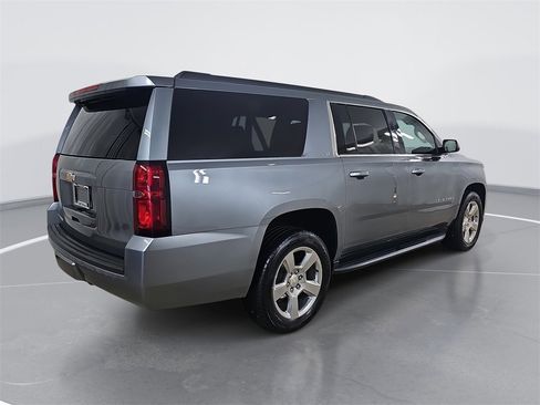 Used 2019 Chevrolet Suburban LT image 3
