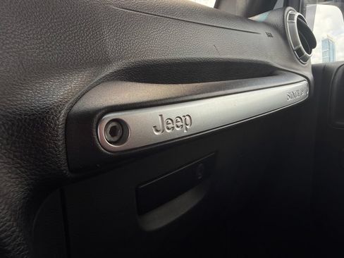 Used 2015 Jeep Wrangler Rubicon w/ Power Convenience Group AWD/4WD image 12