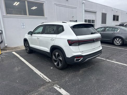 Used 2025 Volkswagen Taos SE image 3