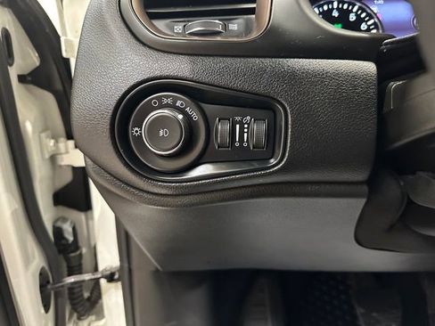 Used 2023 Jeep Renegade Latitude AWD/4WD image 16