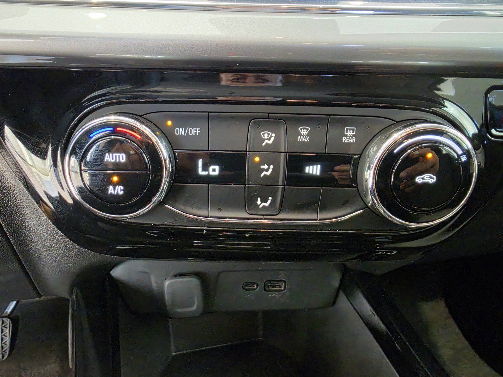 Used 2025 Chevrolet Trax LT FWD image 13
